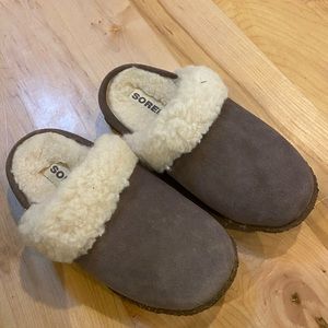 Girls Sorel slippers